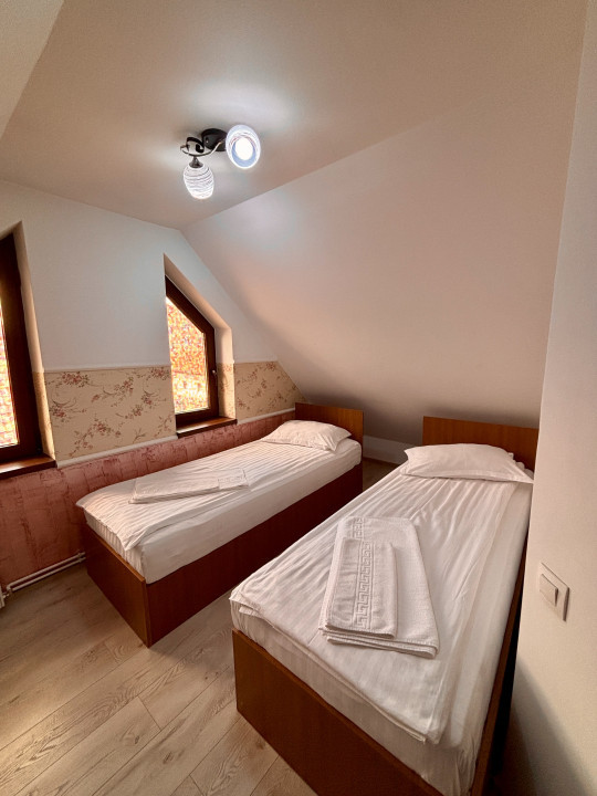 De vanzare - Pensiune zona centrala - 8 camere