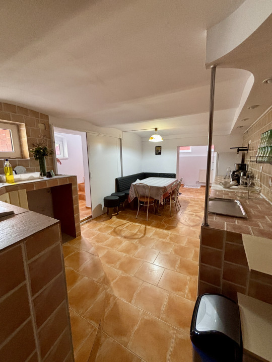 De vanzare - Pensiune zona centrala - 8 camere