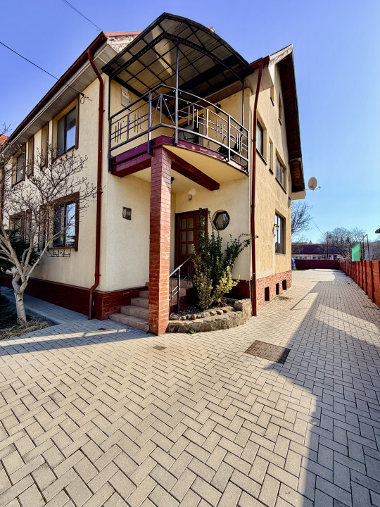 De vanzare - Pensiune zona centrala - 8 camere